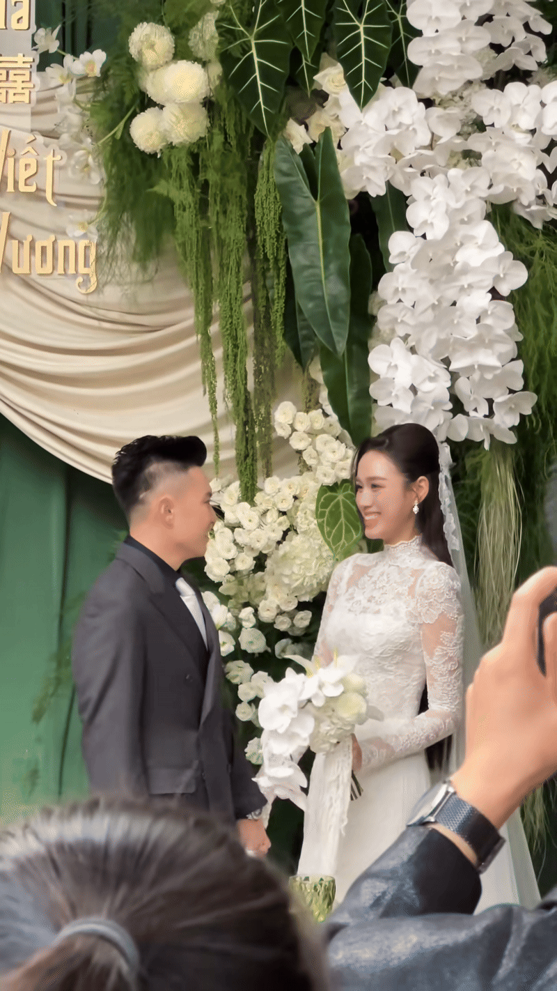 Đỗ Hà né tránh nụ hôn trong lễ gia tiên