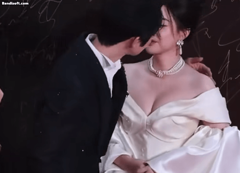 Cặp đôi phim giả tình thật công khai hôn nhau ngay trên thảm đỏ: Nhà gái vừa đẹp vừa bốc lửa, nhìn muốn cưới liền- Ảnh 6. Cả hai khóa môi lần thứ hai ở khu vực phỏng vấn.