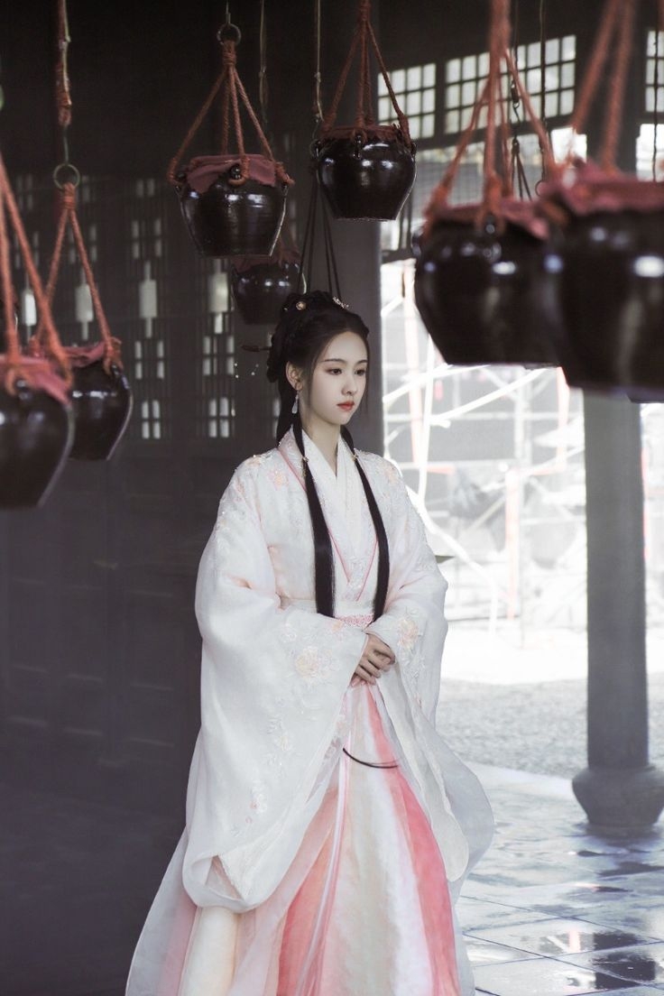 Gương mặt méo mó gây sốc của bản sao Lưu Diệc Phi: Thế này mà đòi là thần tiên tỷ tỷ- Ảnh 1. Trần Đô Linh nổi tiếng với vẻ đẹp trong các bộ phim cổ trang.