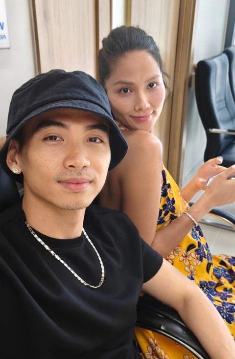 Tranh cãi trên mạng xã hội quanh vợ chồng Hoa hậu