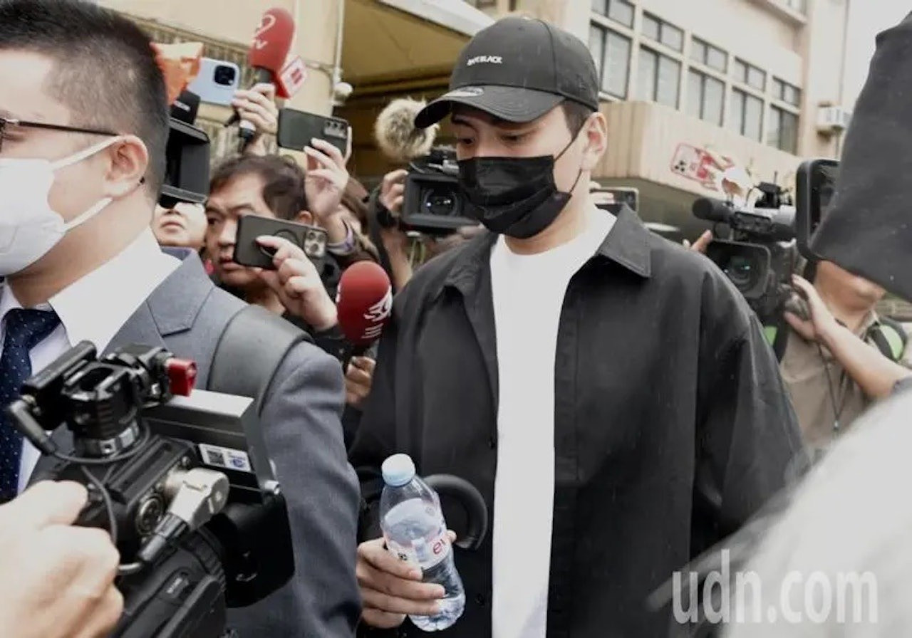 Người khiến 18 nghệ sĩ bị bắt xuất hiện- Ảnh 4.