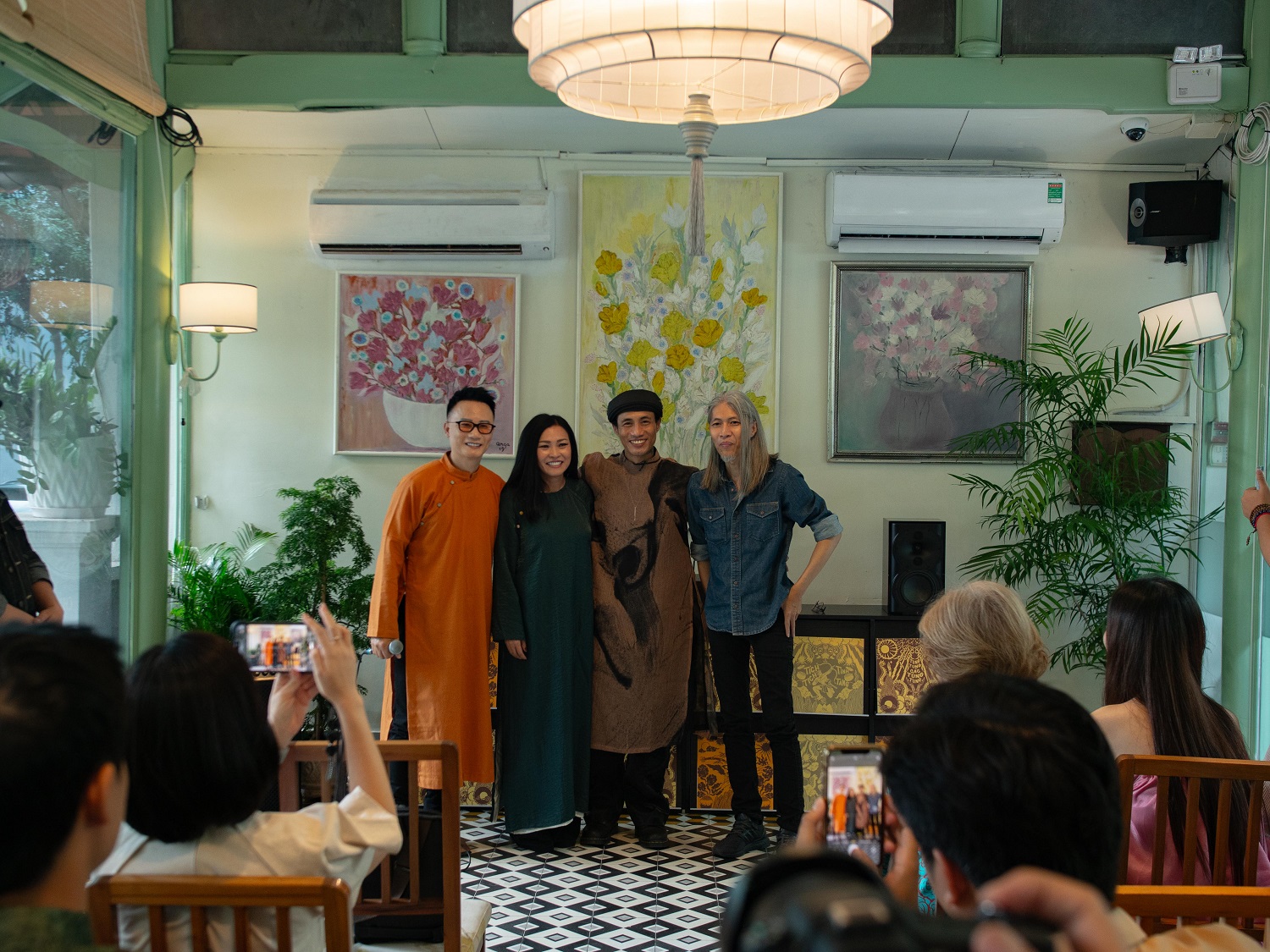 Nhiều nghệ sĩ tới chúc mừng Phạm Anh Khoa