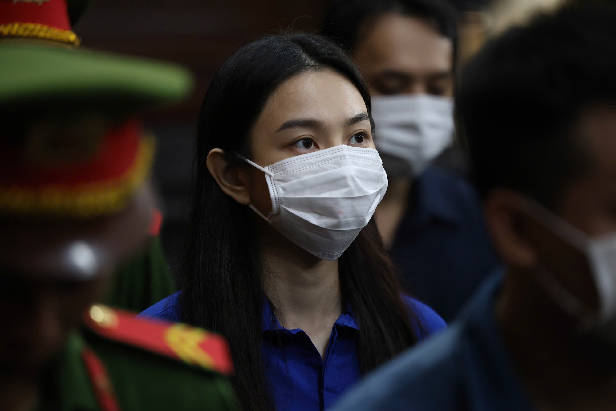 Bị cáo nghe hội đồng xét xử phát biểu