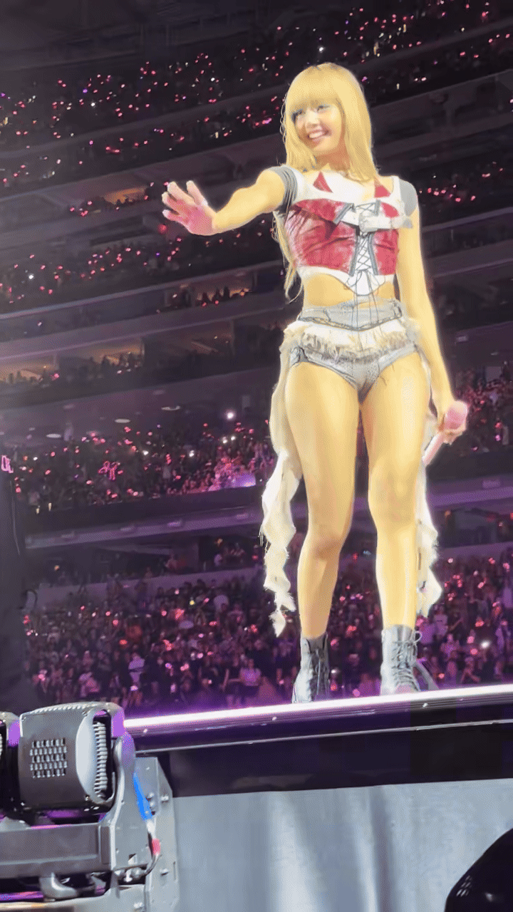 Sống đủ lâu để thấy công chúa Kpop hở vòng 3- Ảnh 6. Lisa với phong cách gợi cảm