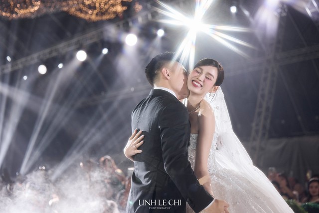 Viết Vương hôn cổ Đỗ Hà tại Quảng Trị