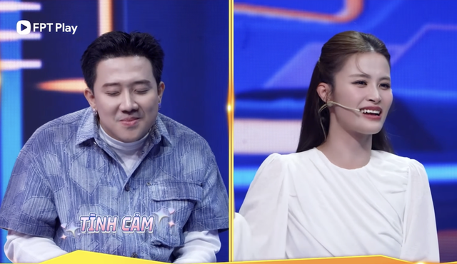 Biểu cảm ngại ngùng của Trấn Thành khi Đông Nhi tiết lộ nhận phong bì rất nhiều