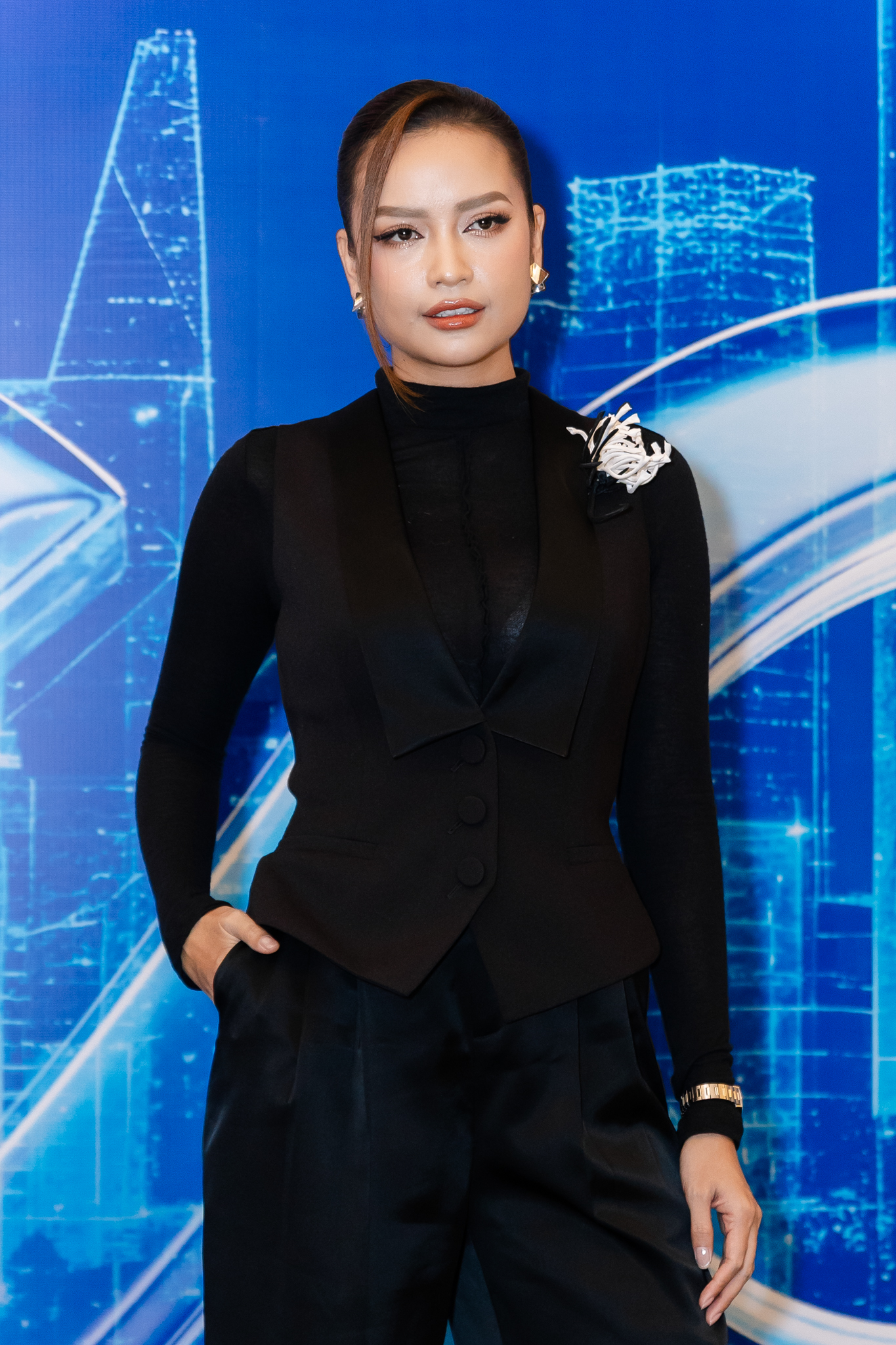 Hoa hậu Ngọc Châu mặc áo gilet đen cá tính