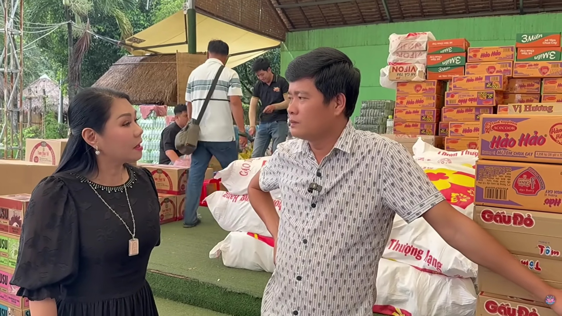 NSƯT Ngọc Huyền trao 25 triệu đồng cho đạo diễn Khương Dừa