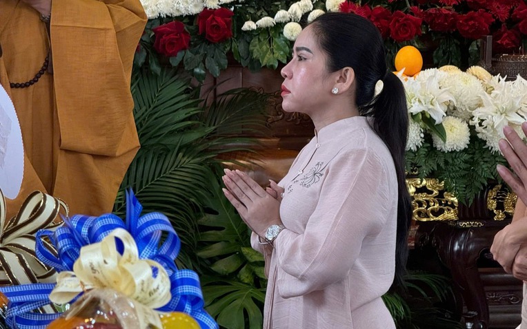 Đời buồn của hậu duệ cuối gia tộc Huỳnh Long, có lúc không còn nước mắt để khóc - Ảnh 1. Bình Tinh trên sân khấu cải lương