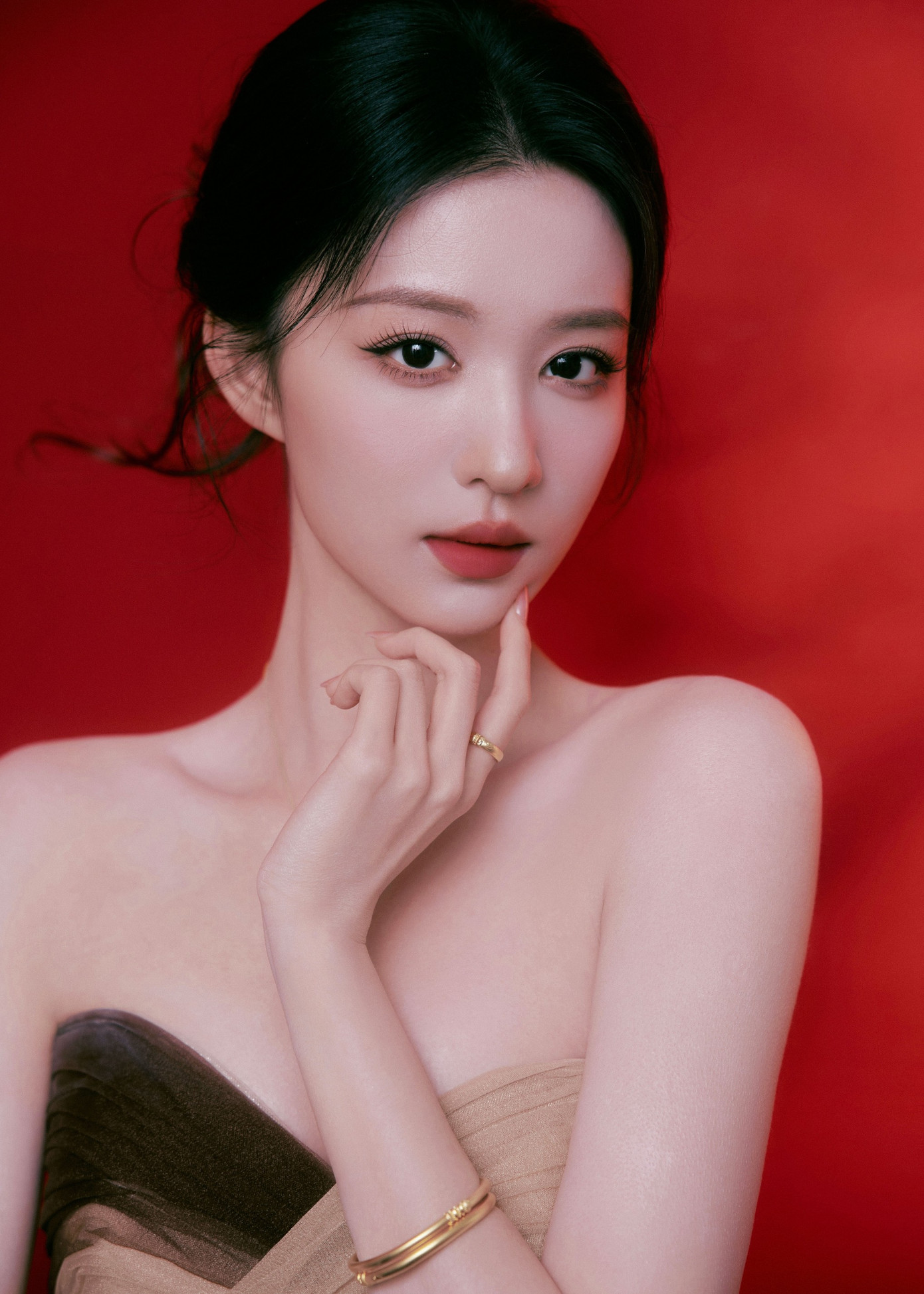 Hình ảnh vui vẻ, thân thiện của Vương Sở Nhiên Nữ diễn viên mỉm cười với người hâm mộ