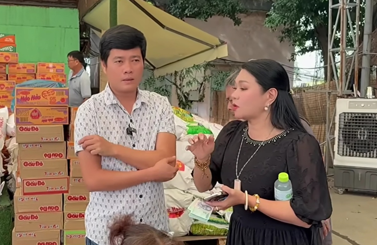 NSƯT Ngọc Huyền cùng đạo diễn Khương Dừa trong hoạt động thiện nguyện