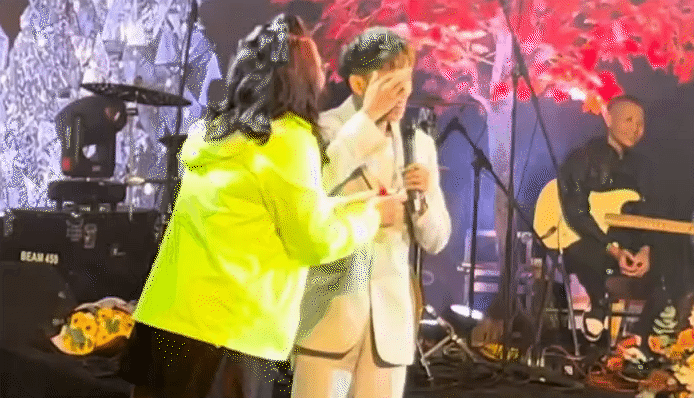 Hồ Văn Cường được khán giả lớn tuổi tặng vàng trên sân khấu Hồ Văn Cường được tặng vàng