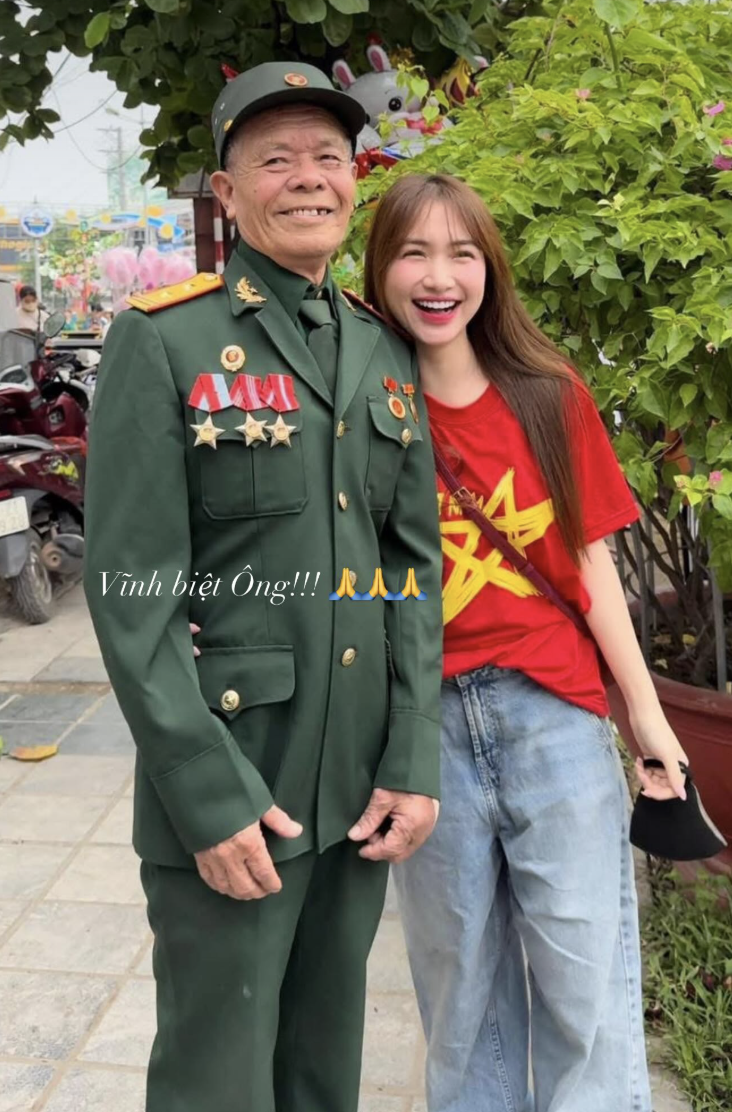 Khoảnh khắc hai ông cháu bên nhau Hòa Minzy bày tỏ tự hào về ông nội