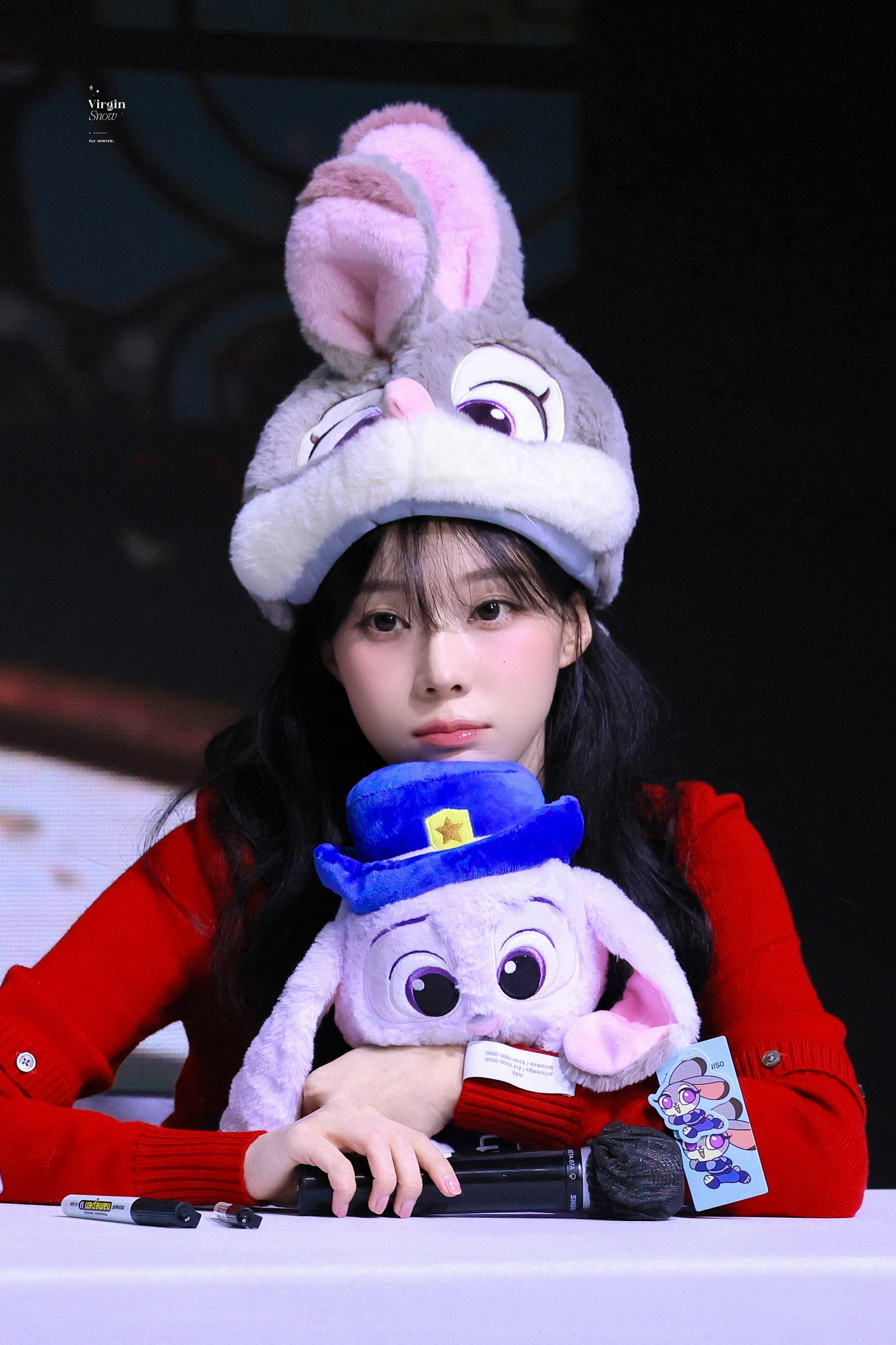 Winter tại sự kiện fansign Winter với trang phục màu đỏ, tươi tắn tại sự kiện fansign