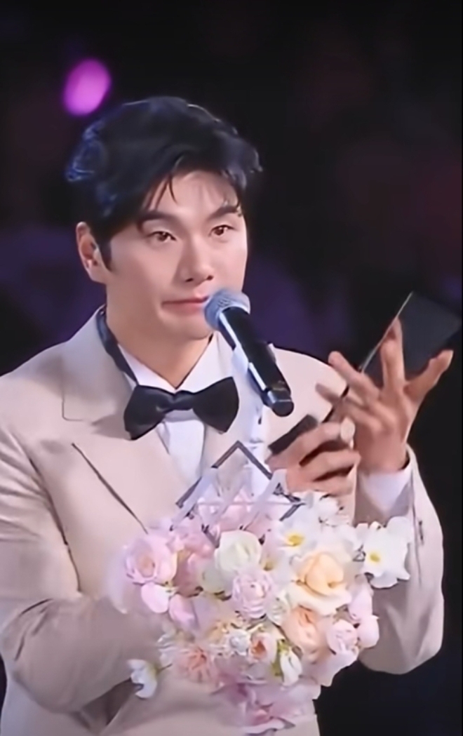 Lee Yi Kyung gây chú ý với bài phát biểu