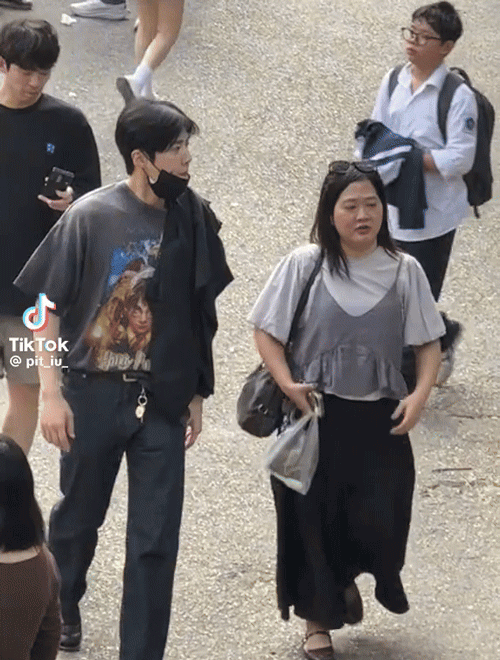 Kim Seon Ho dạo phố Hà Nội, mua cốm, mua cả... Iphone!- Ảnh 1. Nam thần xứ Hàn diện đồ đơn giản vẫn nổi bật nhờ visual và vóc dáng