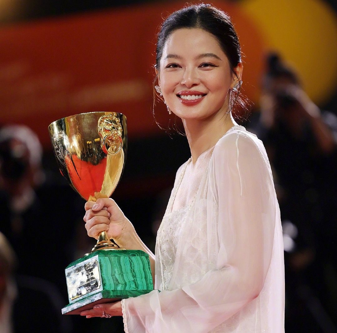 Tân Chỉ Lôi nhận giải Ảnh hậu Venice Tân Chỉ Lôi trên sân khấu nhận giải