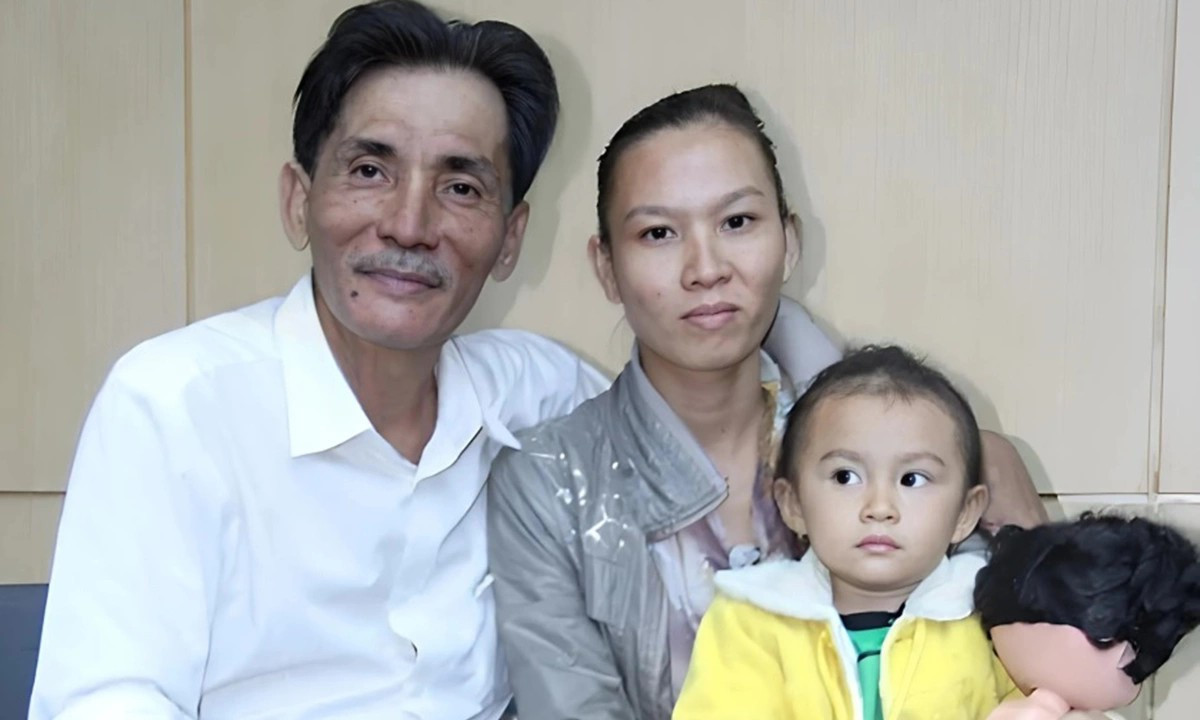 Thương Tín bên con trai Thương Tín và con trai Thanh Tùng