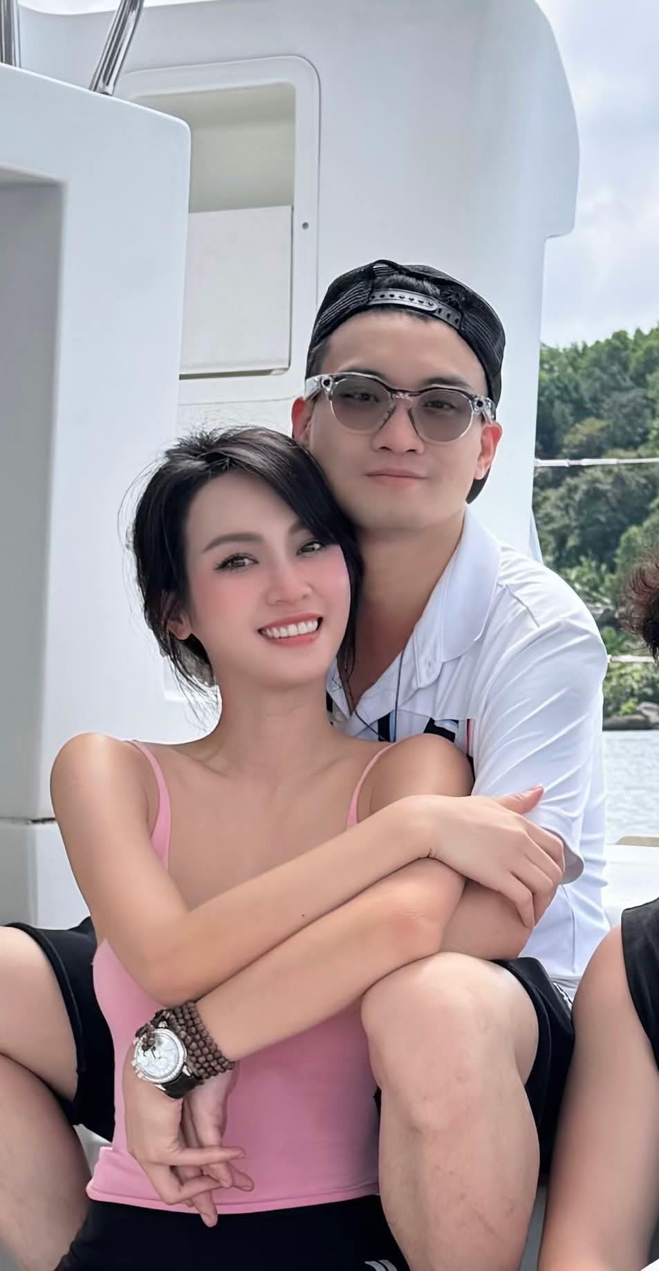 Doanh nhân Đức Phạm công khai tình cảm với Vũ Thúy Quỳnh bằng bức ảnh ngọt ngào trên du thuyền Đức Phạm và Vũ Thúy Quỳnh bên nhau trên du thuyền