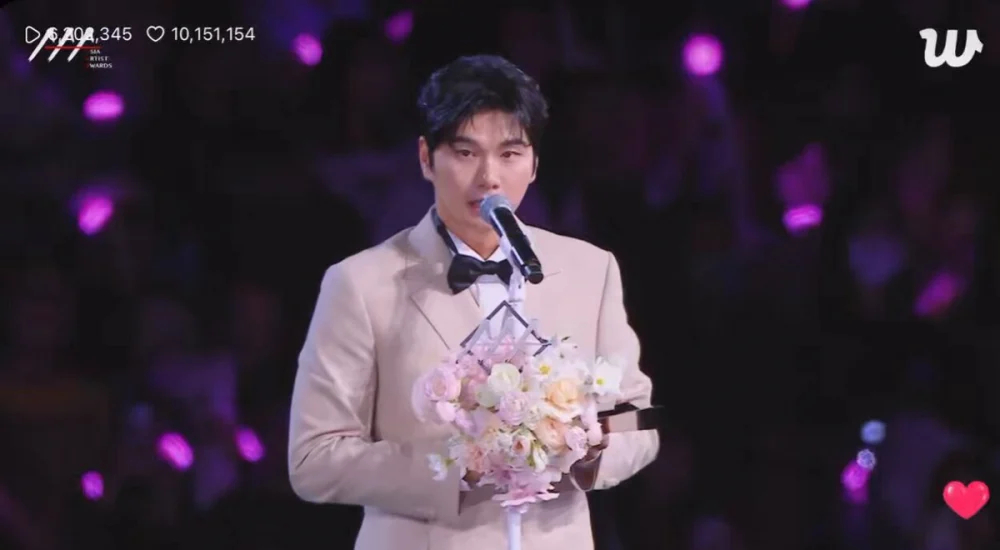 Lee Yi Kyung phản ứng trên sân khấu AAA