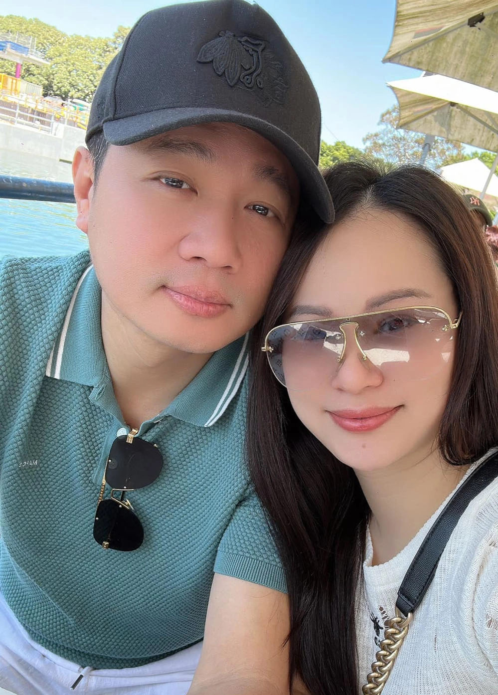 Nam ca sĩ cùng bạn gái