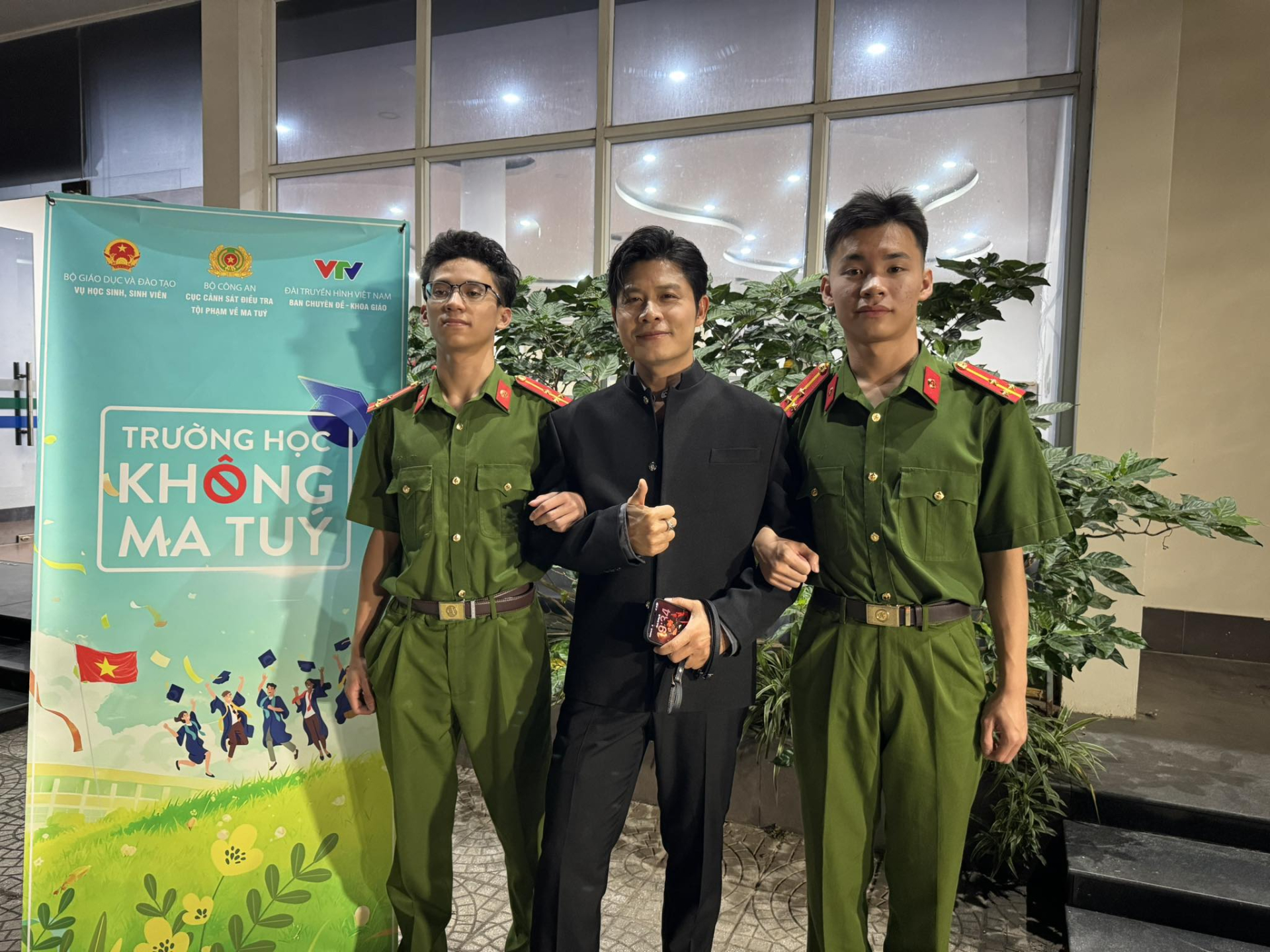 Nguyễn Văn Chung tại Gala Trường học không ma túy Nguyễn Văn Chung đứng giữa hai chiến sĩ Công an