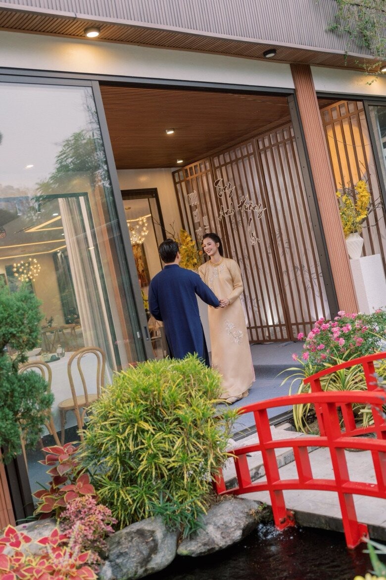 Cầu gỗ đỏ nối khu vườn và nhà chính Cầu gỗ nhỏ sơn đỏ bắc qua mặt hồ tạo phong cảnh thơ mộng