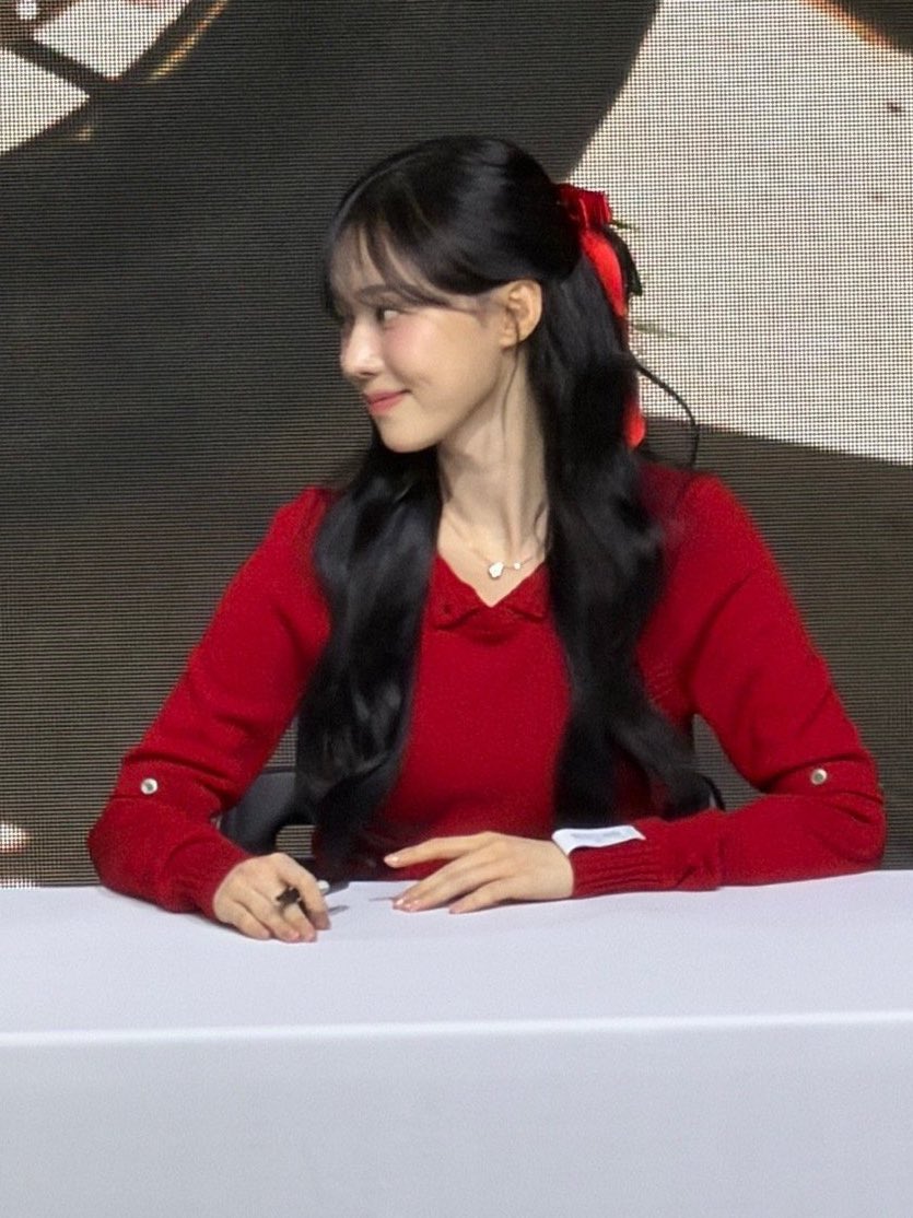 Winter mỉm cười tại sự kiện Winter liên tục mỉm cười tươi sau sự kiện fansign