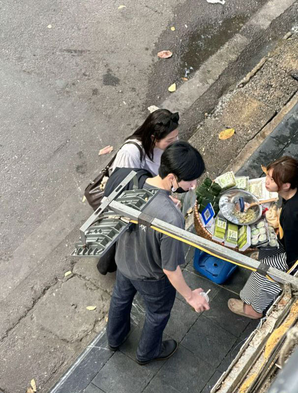 Kim Seon Ho dạo phố Hà Nội, mua cốm, mua cả... Iphone!- Ảnh 2. Kim Seon Ho mua xôi cốm ở Hà Nội