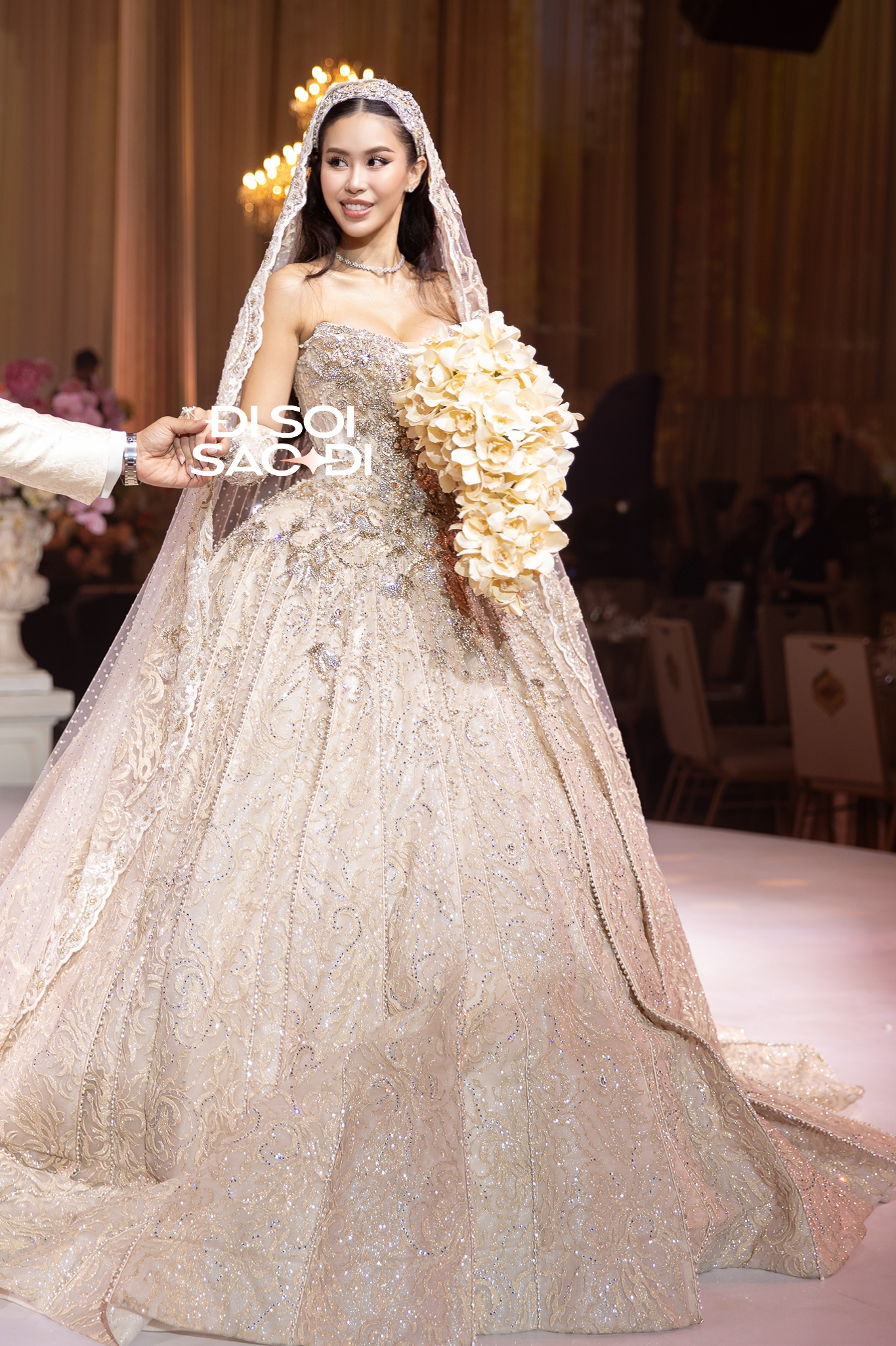 Visual bùng nổ của Tiên Nguyễn ngày cưới Tiên Nguyễn xinh đẹp như công chúa trong lễ cưới