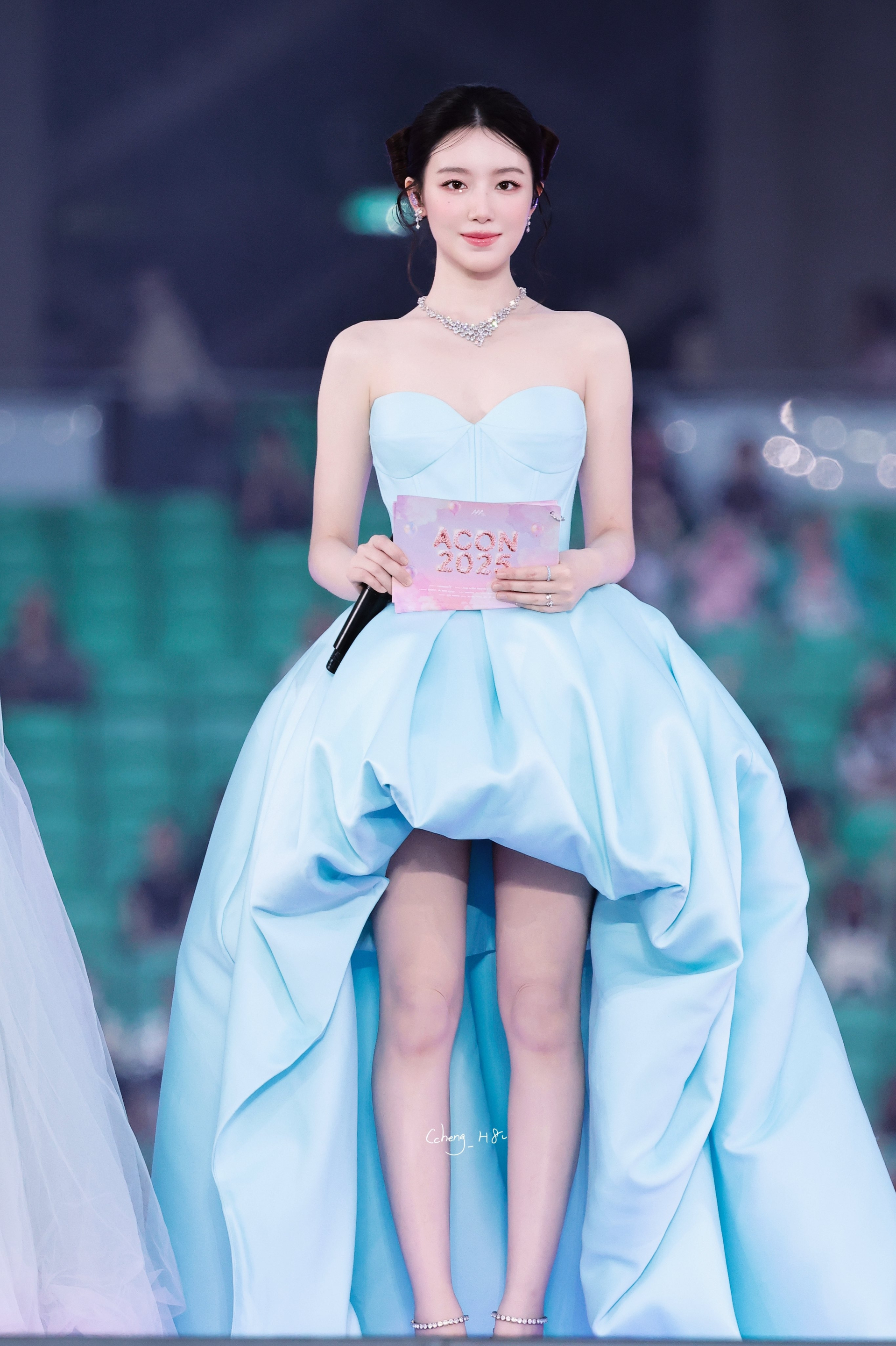 Shuhua xinh đẹp lộng lẫy ở AAA Shuhua tỏa sáng trên thảm đỏ AAA 2025