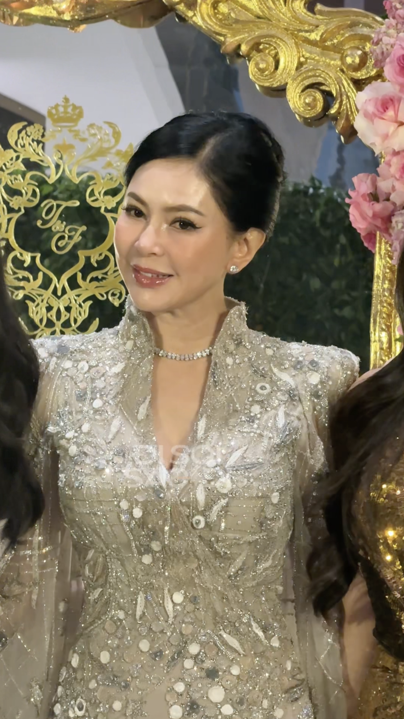 Doanh nhân Thuỷ Tiên trong ngày cưới Bà Thuỷ Tiên rạng rỡ trong ngày cưới con gái