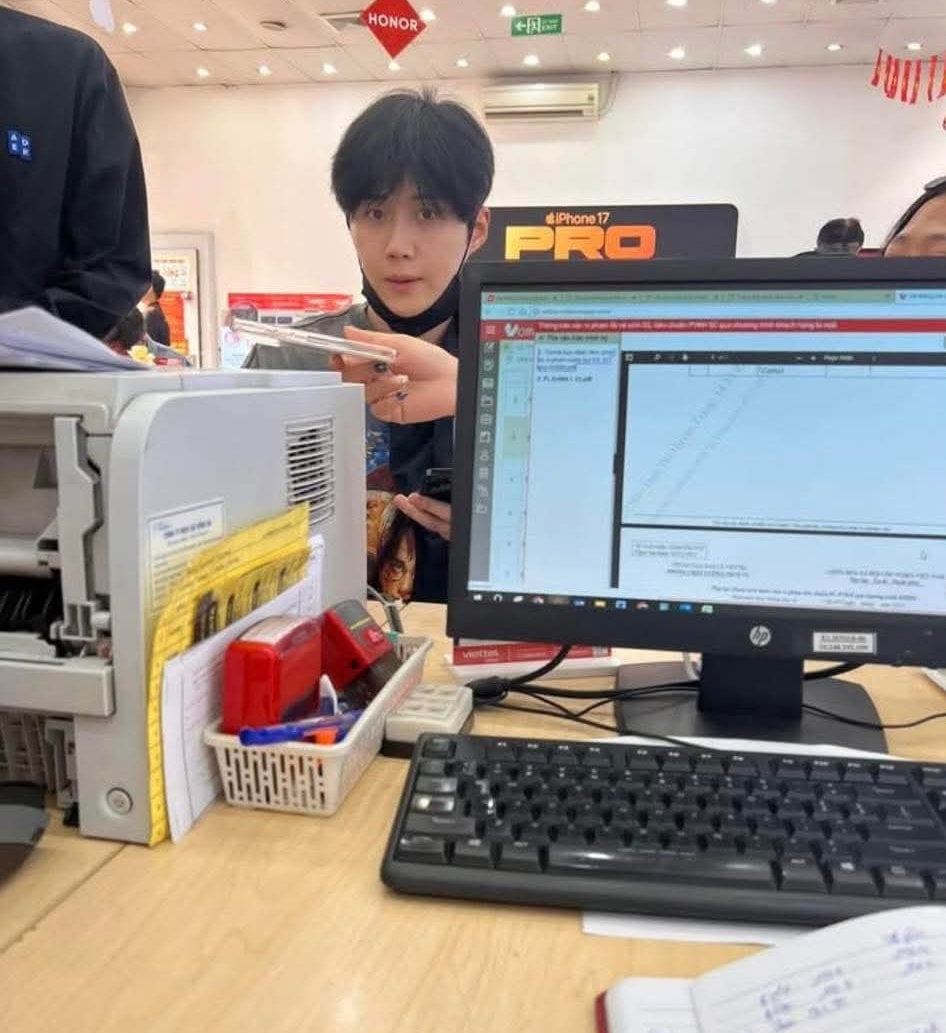 Kim Seon Ho dạo phố Hà Nội, mua cốm, mua cả... Iphone!- Ảnh 3. Kim Seon Ho đi mua iPhone 17 Pro