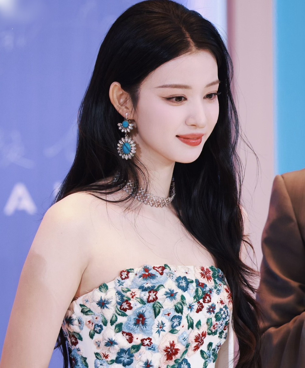 Vương Sở Nhiên tại sự kiện Vương Sở Nhiên trong trang phục nổi bật