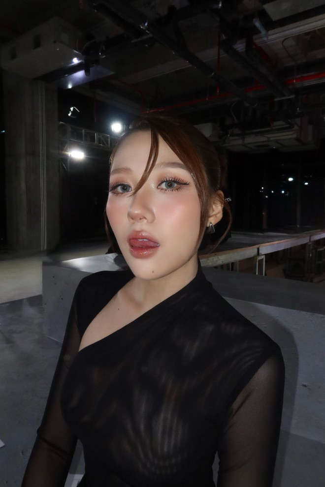 Em gái Trấn Thành vướng chỉ trích- Ảnh 3. Phong cách thời trang của Uyển Ân