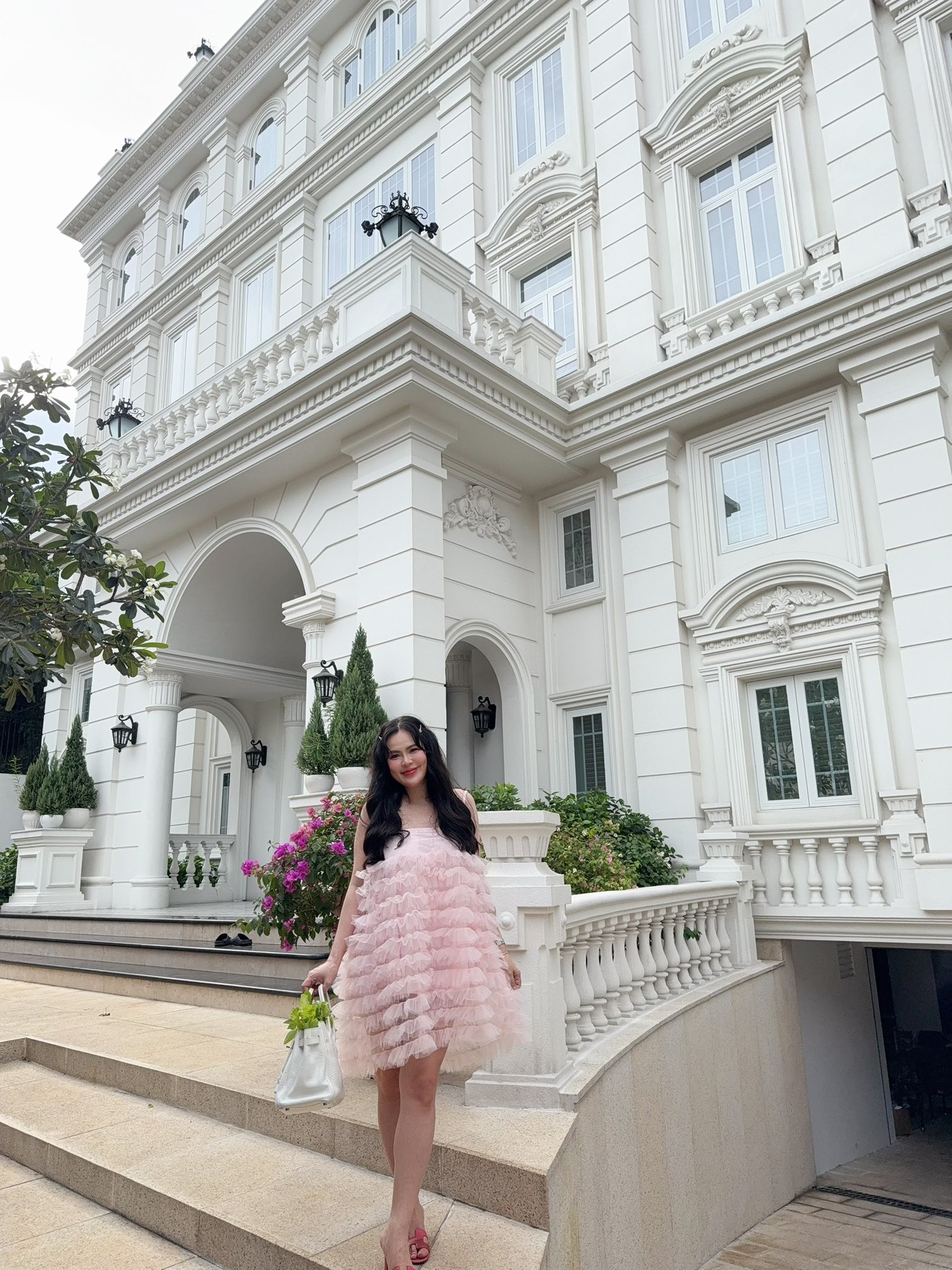 Biệt thự trắng hoành tráng của Phương Lê Biệt thự sang trọng khu Thủ Đức