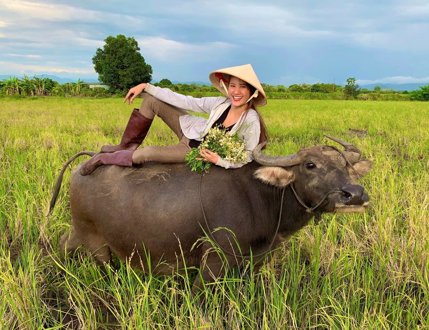 Hương Ly - Mỹ nhân 10 năm chăn trâu Hương Ly với vẻ đẹp cuốn hút và vóc dáng chuẩn chỉnh