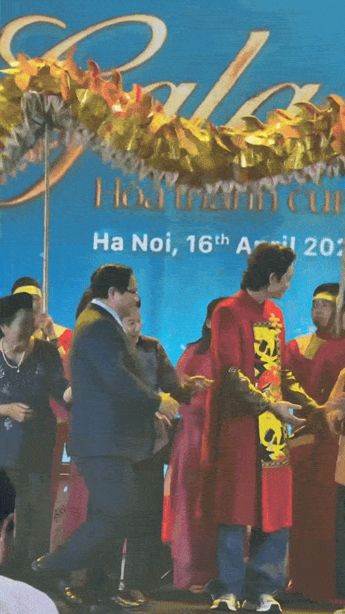 Thủ tướng khen ngợi Hòa Minzy Thủ tướng Phạm Minh Chính bắt tay ekip Hòa Minzy