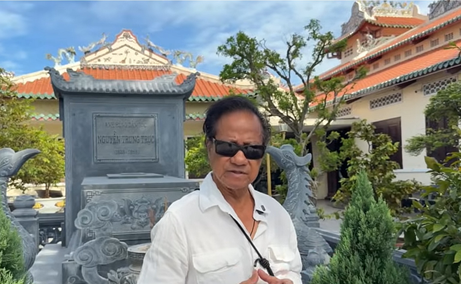 Chế Linh U90 nói một mong muốn khi trở về quê hương- Ảnh 1. Danh ca Chế Linh tại di tích lịch sử