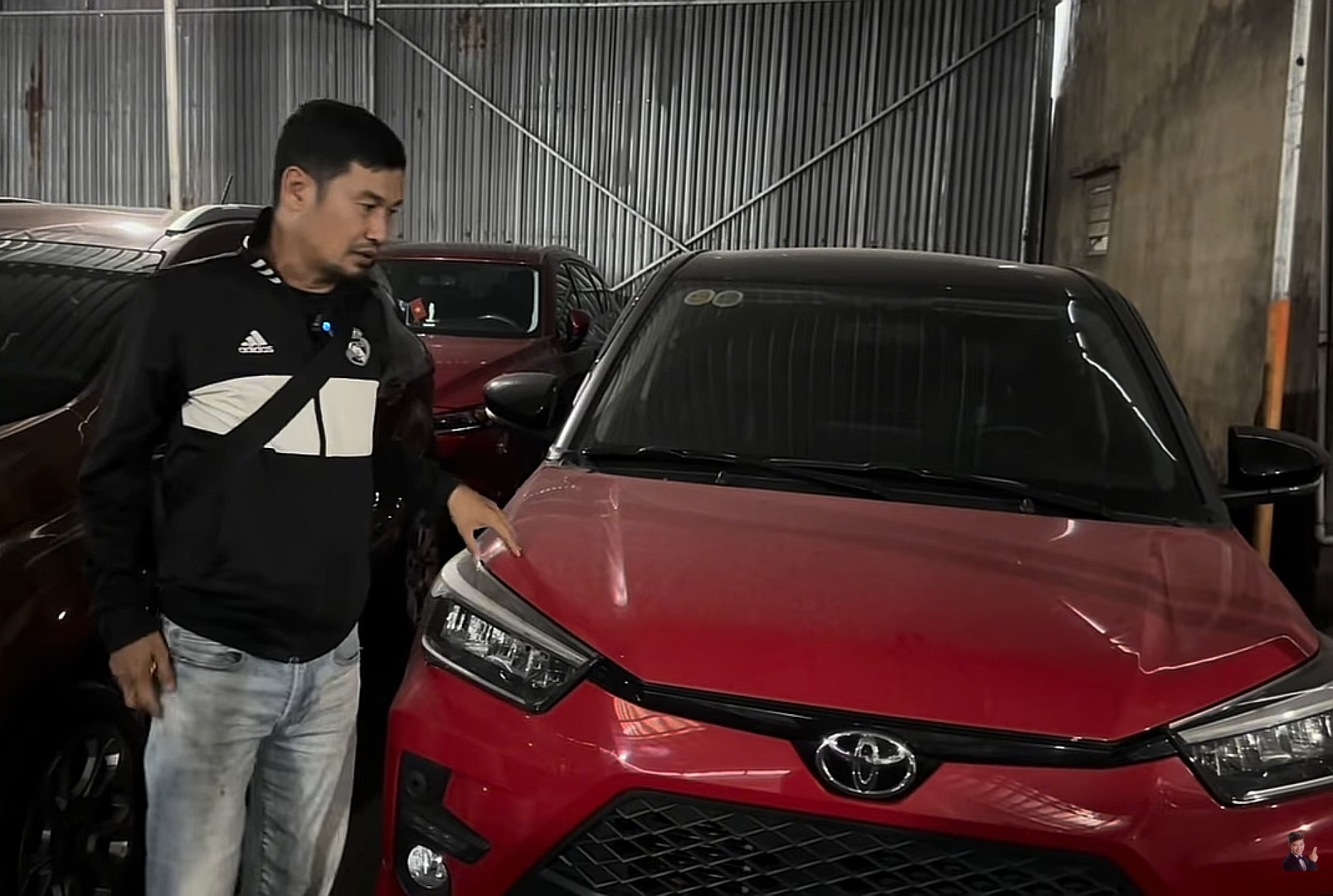 Quần áo cũ của NSƯT Cát Tường được bày bán Quần áo cũ của NSƯT Cát Tường được bày bán